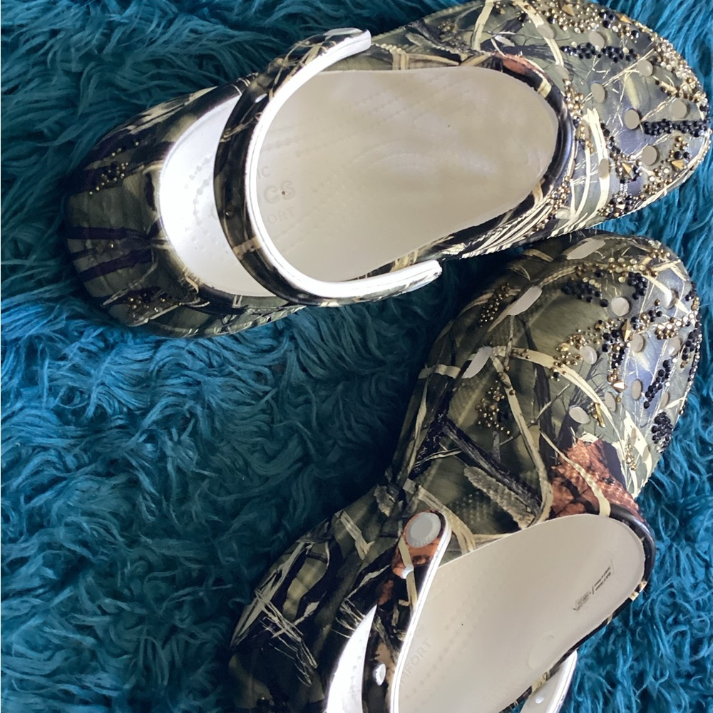 CROCS Camouflage Clogs with Beaded Details - Picture 2 of 9